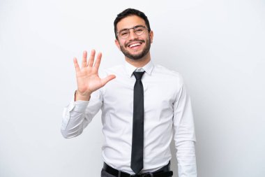 Brezilyalı iş adamı beyaz arka planda izole edilmiş, parmaklarıyla beşi sayıyor.