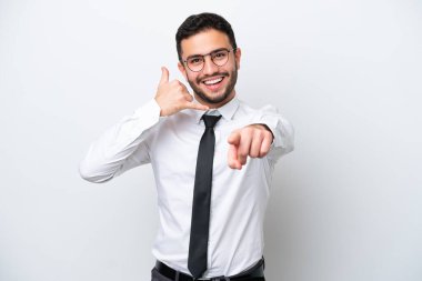 Brezilya 'lı iş adamı beyaz arka planda izole edilmiş telefon hareketi yapıyor ve ön tarafı işaret ediyor.