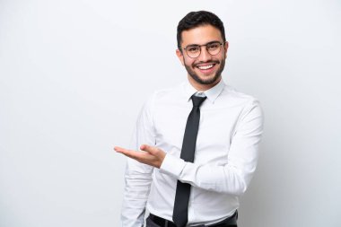 Brezilyalı iş adamı, beyaz arka planda izole edilmiş bir şekilde bir fikir sunarken gülümseyerek...