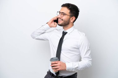 Brezilya 'lı iş adamı beyaz arka planda izole edilmiş. Elinde kahve ve cep telefonu var.