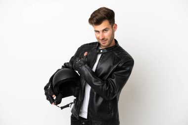 Motosiklet kasklı, beyaz arka planda izole edilmiş beyaz bir adam baş parmak hareketi yapıyor.
