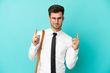 Tecrit edilmiş iş adamı harika bir fikre işaret ediyor.