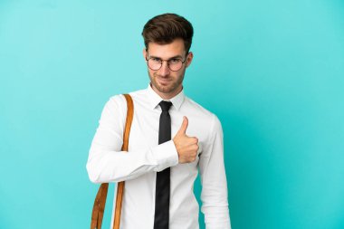 Tecrit edilmiş bir geçmişi olan bir iş adamı iyi niyet gösterisi yapıyor.