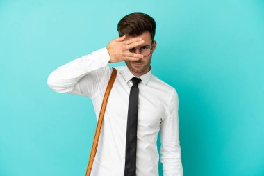 Tecrit edilmiş arka plan üzerinde çalışan bir iş adamı. Gözleri kapalı ve gülümsüyor.