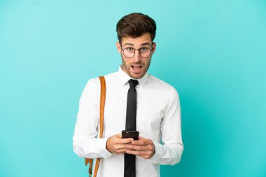 Tecrit edilmiş iş adamı şaşırdı ve bir mesaj gönderiyor.