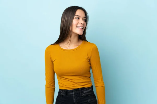 Adolescente Chica Aislada Sobre Fondo Azul Mirando Lado Sonriendo —  Fotos de Stock