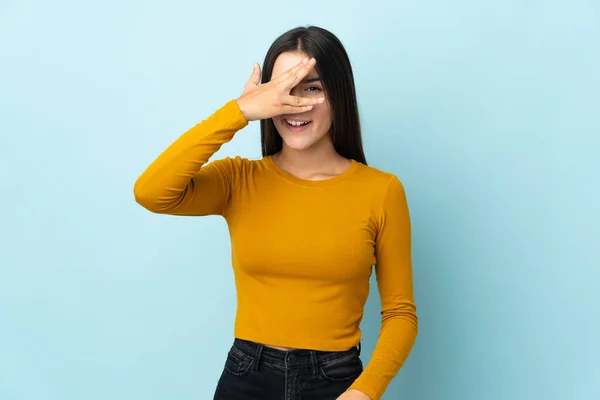 Tiener Meisje Geïsoleerd Blauwe Achtergrond Bedekking Ogen Door Handen Glimlachen — Stockfoto
