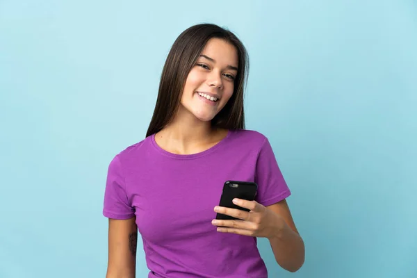 Adolescente Menina Isolada Fundo Rosa Usando Telefone Celular — Fotografia de Stock