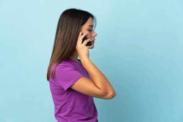 Adolescente Chica Aislado Rosa Fondo Mantener Una Conversación Con Teléfono — Foto de Stock