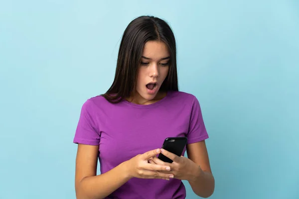 Tiener Meisje Geïsoleerd Roze Achtergrond Kijken Naar Camera Tijdens Het — Stockfoto