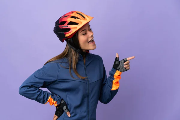 十代のサイクリストの女の子は 側に指を指して 製品を提示 — ストック写真