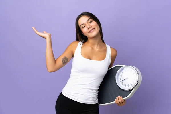 Adolescente Isolée Sur Fond Violet Avec Machine Pesage — Photo