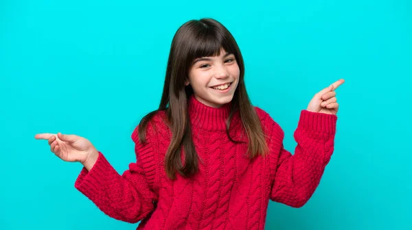 Malá Kavkazská Dívka Izolované Modrém Pozadí Ukazující Prstem Laterály Šťastný — Stock fotografie