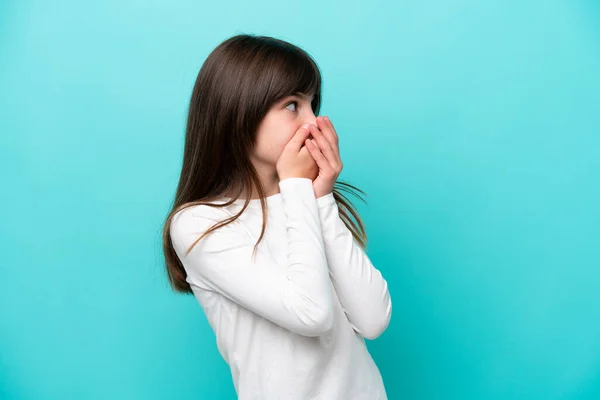 Pequena Menina Caucasiana Isolado Fundo Azul Cobrindo Boca Olhando Para — Fotografia de Stock