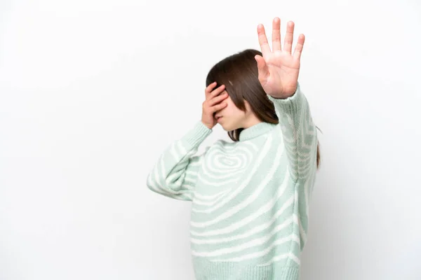 Pequena Menina Caucasiana Isolado Fundo Branco Fazendo Parar Gesto Rosto — Fotografia de Stock