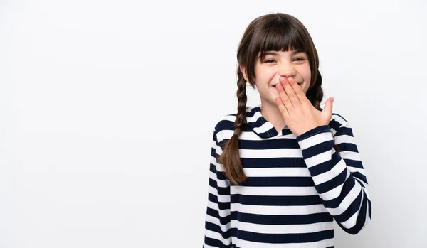 Niña Caucásica Aislada Sobre Fondo Blanco Feliz Sonriente Cubriendo Boca — Foto de Stock