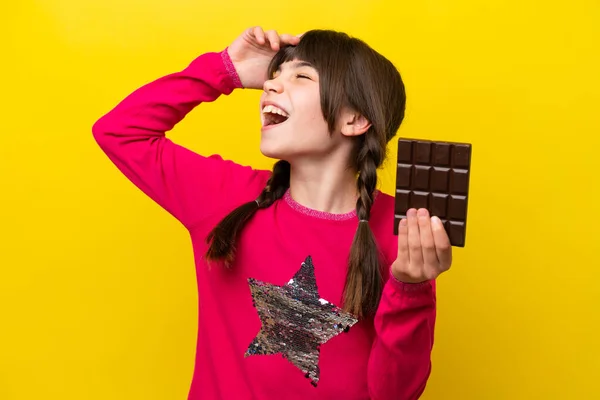 Malá Kavkazská Dívka Čokoládou Izolované Žlutém Pozadí Úsměvem Hodně — Stock fotografie