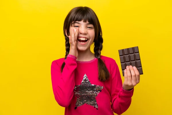 Malá Kavkazská Dívka Čokoládou Izolované Žlutém Pozadí Křičí Ústy Dokořán — Stock fotografie
