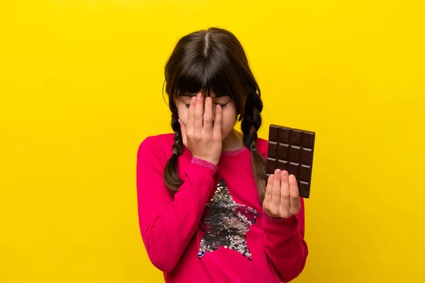 Malá Kavkazská Dívka Čokoládou Izolované Žlutém Pozadí Unaveným Nemocným Výrazem — Stock fotografie