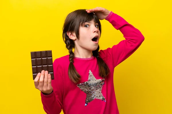 Malá Kavkazská Dívka Čokoládou Izolované Žlutém Pozadí Dělá Překvapení Gesto — Stock fotografie