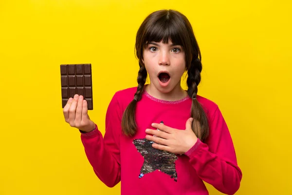 Malá Kavkazská Dívka Čokoládou Izolované Žlutém Pozadí Překvapené Šokované Při — Stock fotografie