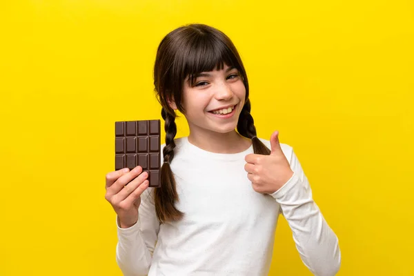 Malá Kavkazská Dívka Izolované Žlutém Pozadí Čokoládovou Tabletu Palcem Nahoru — Stock fotografie
