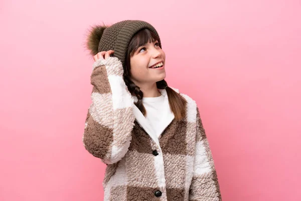 Kleine Kaukasische Mädchen Mit Winterjacke Isoliert Auf Rosa Hintergrund Denken — Stockfoto