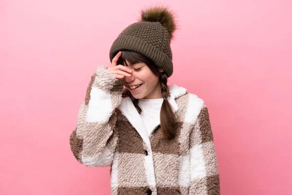 Menina Caucasiana Com Casaco Inverno Isolado Fundo Rosa Rindo — Fotografia de Stock