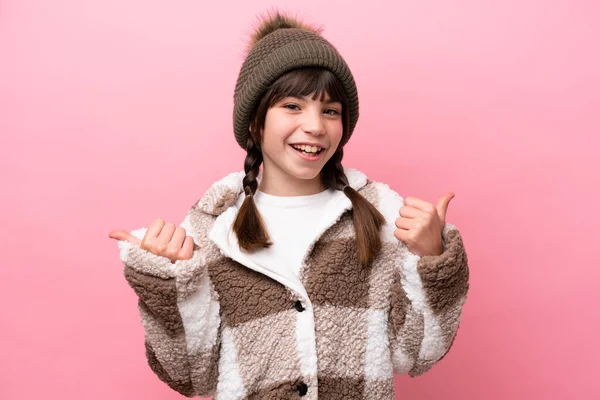 Liten Kaukasiska Flicka Med Vinter Jacka Isolerad Rosa Bakgrund Med — Stockfoto