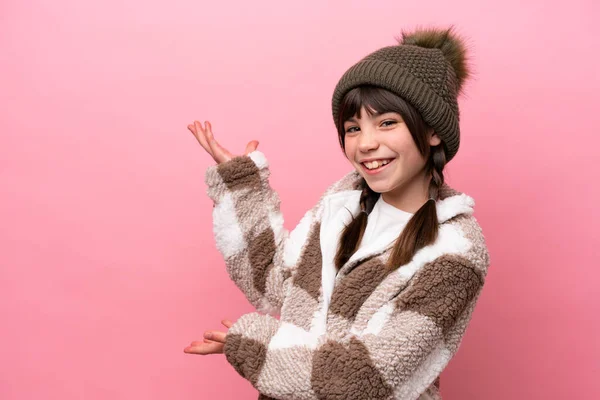 Kis Kaukázusi Lány Téli Kabát Elszigetelt Rózsaszín Háttér Kiterjeszti Kezét — Stock Fotó