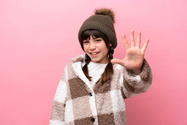 小さなCaucasian女の子とともに冬のジャケット孤立オンピンクバックカウント5とともに指 — ストック写真