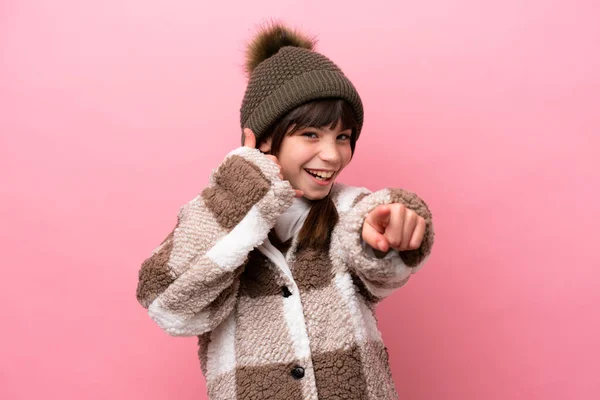 Liten Kaukasiska Flicka Med Vinter Jacka Isolerad Rosa Bakgrund Gör — Stockfoto