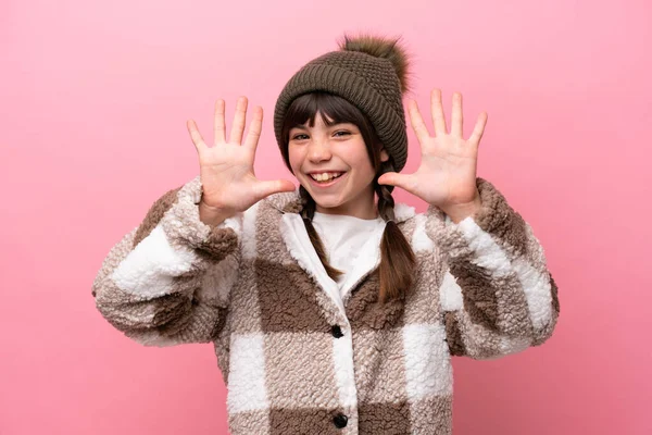 Liten Kaukasiska Flicka Med Vinter Jacka Isolerad Rosa Bakgrund Räkna — Stockfoto