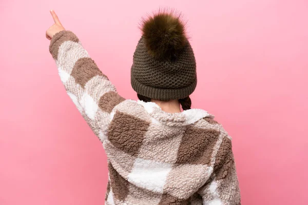 Menina Caucasiana Com Casaco Inverno Isolado Fundo Rosa Apontando Para — Fotografia de Stock