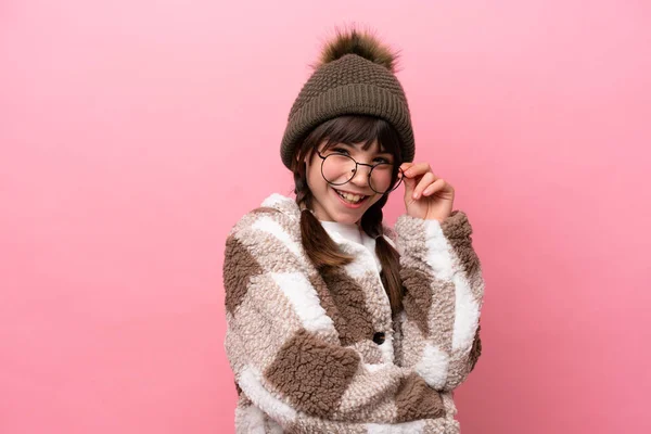 Pequena Menina Caucasiana Com Casaco Inverno Isolado Fundo Rosa Com — Fotografia de Stock