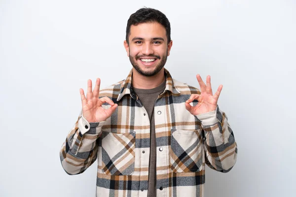 Młody Brazylijczyk Człowiek Odizolowany Białym Tle Pokazuje Znak Dwóch Rąk — Zdjęcie stockowe