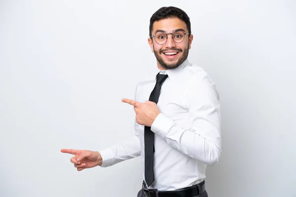 Hombre Brasileño Negocios Aislado Sobre Fondo Blanco Sorprendido Apuntando Lado — Foto de Stock