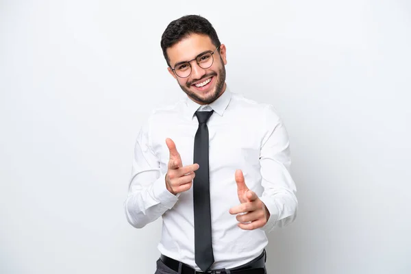 Obchodní Brazilský Muž Izolované Bílém Pozadí Ukazuje Dopředu Usmívá — Stock fotografie
