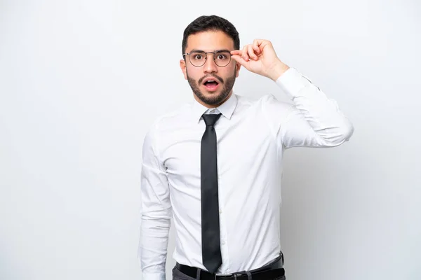 Business Brasiliansk Man Isolerad Vit Bakgrund Med Glasögon Och Förvånad — Stockfoto