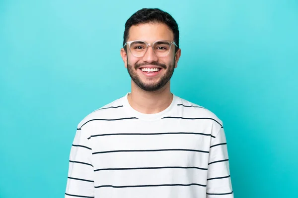 Fiatal Brazil Férfi Elszigetelt Kék Háttér Szemüveggel Boldog Arckifejezéssel — Stock Fotó