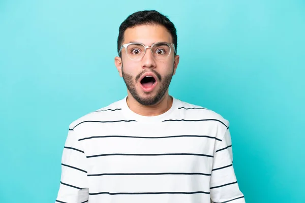 Jovem Brasileiro Isolado Fundo Azul Com Óculos Expressão Surpresa — Fotografia de Stock