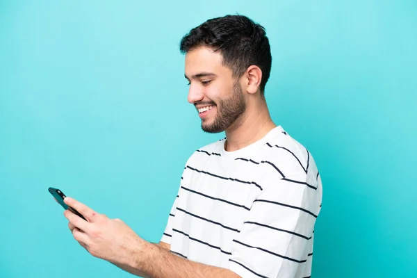 Joven Brasileño Aislado Sobre Fondo Azul Enviando Mensaje Correo Electrónico —  Fotos de Stock