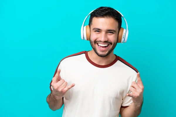 Joven Brasileño Aislado Sobre Fondo Azul Escuchando Música Haciendo Gestos —  Fotos de Stock