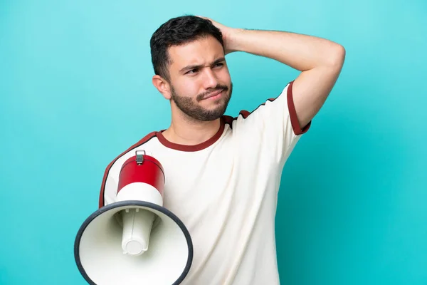 Jonge Braziliaanse Man Geïsoleerd Blauwe Achtergrond Met Een Megafoon Met — Stockfoto