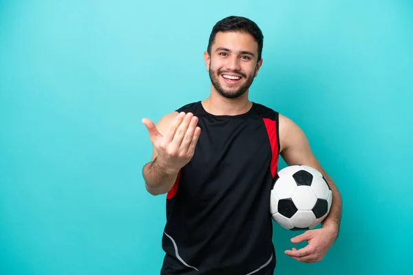 Giovane Giocatore Calcio Brasiliano Isolato Sfondo Blu Invitante Venire Con — Foto Stock