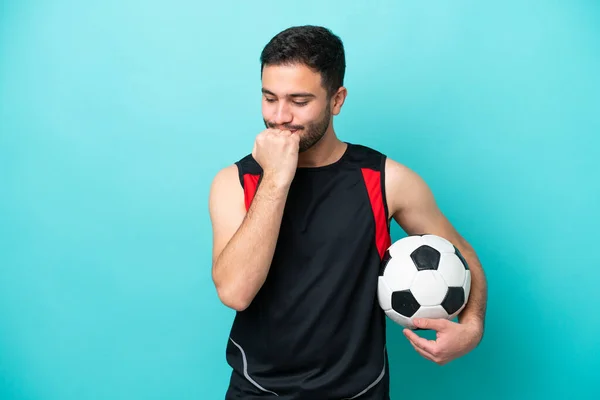 Giovane Giocatore Calcio Brasiliano Isolato Sfondo Blu Avendo Dubbi — Foto Stock