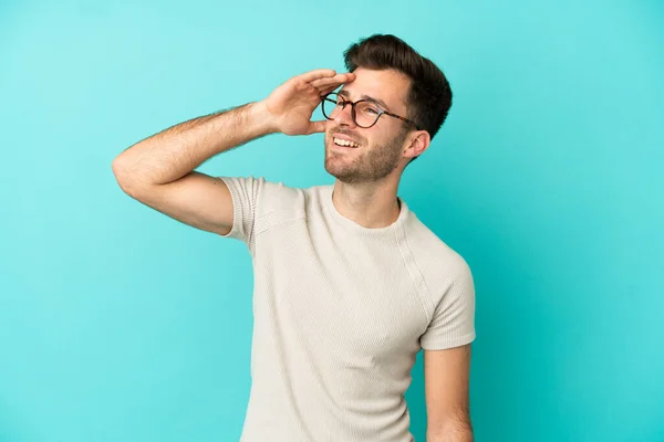 Jeune Homme Beau Caucasien Isolé Sur Fond Bleu Souriant Beaucoup — Photo