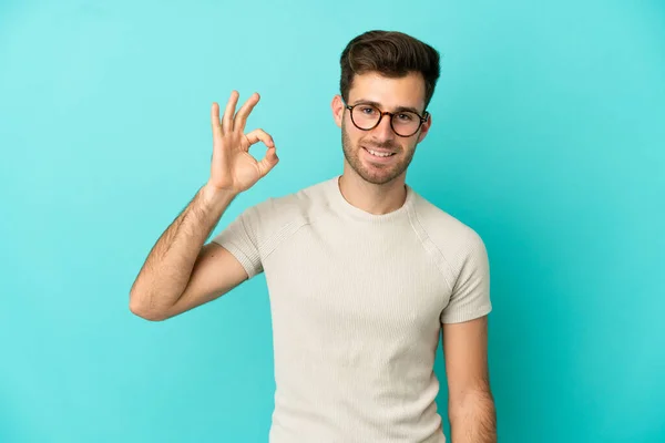 Jeune Homme Beau Caucasien Isolé Sur Fond Bleu Montrant Signe — Photo