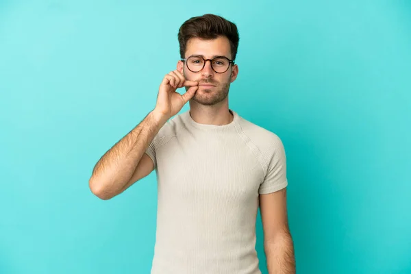 Jovem Caucasiano Bonito Homem Isolado Fundo Azul Mostrando Sinal Gesto — Fotografia de Stock