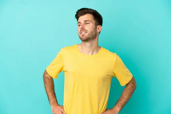 Young Caucasian Handsome Man Isolated Blue Background Posing Arms Hip — Stock Photo, Image